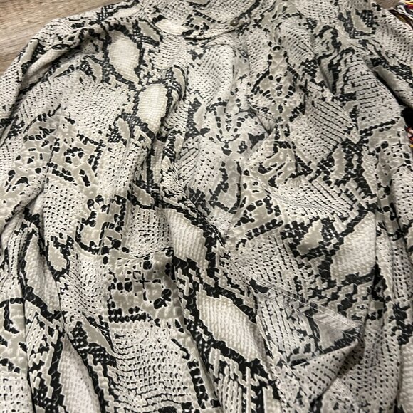 Olivaceaous medium snake print top - Picture 6 of 10